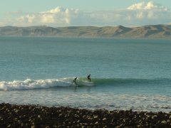 Surfer am Strand von Raglan